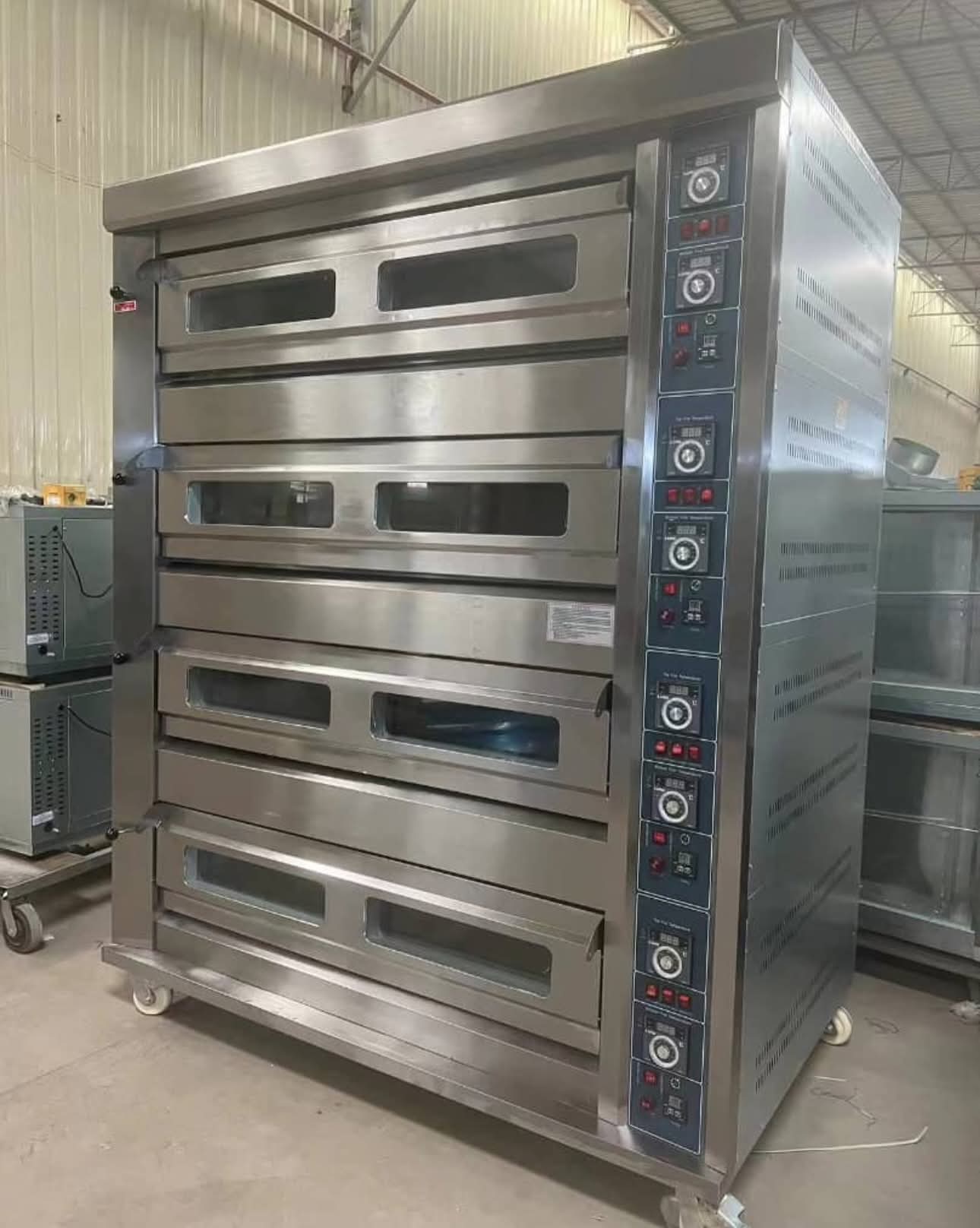 INDUSTRIAL OVEN 4 Deck 16 Trays Gas Oven